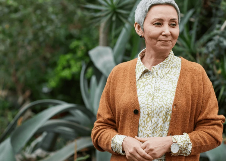 Woman_standing_in_front_of_aloe_plant.png